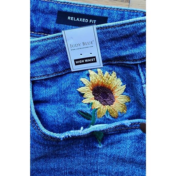Judy Blue NWT Sunflower Embroidered Relaxed Fit Jeans size 5/27 Style #88257 NEW - Picture 3 of 10